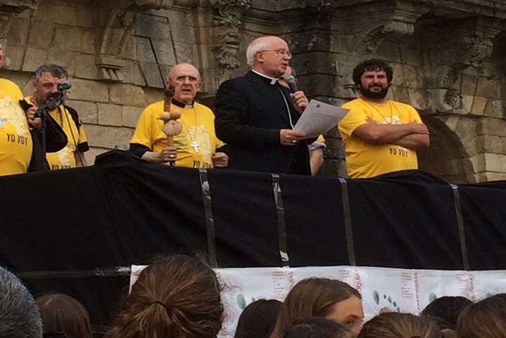 Saludo de monseñor Barrio en la acogida en la Plaza del Obradoiro a los peregrinos de Acción Católica General